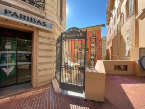 una tienda con una puerta delante de un edificio en Central and Convenient Studio in Monaco en Montecarlo
