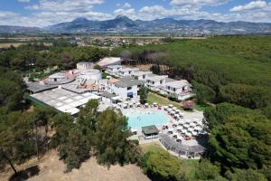 - une vue aérienne sur un complexe avec une piscine dans l'établissement Nicolaus Club Bagamoyo Resort, à Cassano Jonio