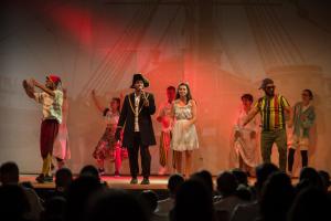 un groupe de personnes se tenant sur une scène dans l'établissement Nicolaus Club Bagamoyo Resort, à Cassano Jonio