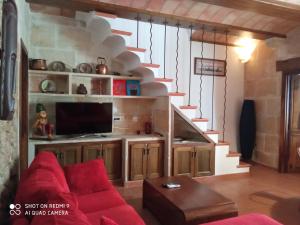 マオーにあるCasa Iriaのリビングルーム(赤いソファ、階段付)