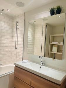 W łazience znajduje się umywalka i lustro. w obiekcie NEOZONE Appart-Hotel Malmedy w mieście Malmedy