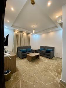 فندق الميار , Al Mayar Hotel في المدينة المنورة: غرفة معيشة مع كنبتين وطاولة
