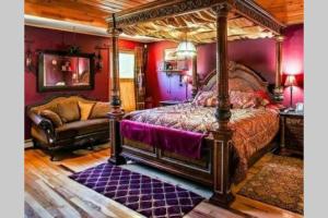 Postel nebo postele na pokoji v ubytování Southwoods Mountain Estate -private mansion, pool, hottub+ 15 acres
