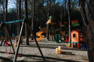 - une aire de jeux avec de nombreux types d'équipements dans l'établissement Nicolaus Club Bagamoyo Resort, à Cassano Jonio