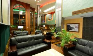 Palace Hotel Arusha tesisinde bir oturma alanı
