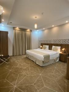 فندق الميار , Al Mayar Hotel في المدينة المنورة: غرفة نوم بسرير كبير في غرفة