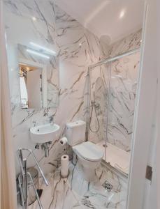 a bathroom with a toilet and a sink at Casa Asti in Valletta