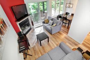 Una sala de estar con un sofá y un televisor. en 35#23 Chemin du Hameau, en Stoneham