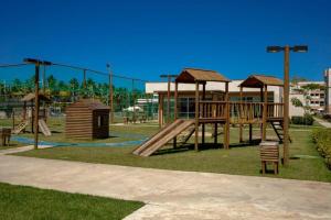 un parque con parque infantil con tobogán y estructura de madera en PORTO DE GALINHAS- Muro Alto Condomínio Clube-B03, en Ipojuca