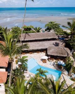 an aerial view of a resort with a swimming pool at Pousada Capitão Thomaz in Jericoacoara