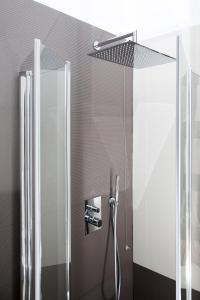 W łazience znajduje się prysznic ze szklanymi drzwiami. w obiekcie Iamartino Quality Rooms w mieście Termoli