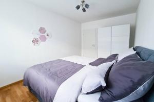 um quarto com uma cama e um sofá azul em Friendship Suite em Mörbisch am See