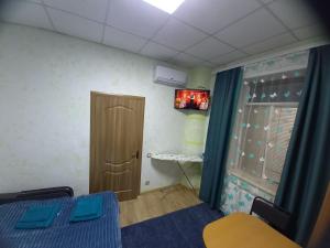 Zimmer mit einem Tisch, einer Tür und einem Fenster in der Unterkunft 1 комнатная квартира в центре Мукачева, улица Мира in Mukatschewo