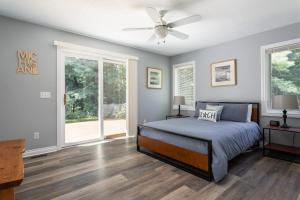 een slaapkamer met een bed en een plafondventilator bij Bissell Creek Woodside Cottage in Williamsburg
