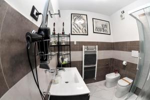 a bathroom with a sink and a toilet at "DueEmme Lodge" , a pochi passi dal porto in Livorno