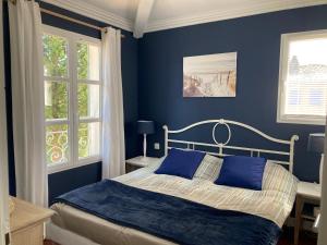 เตียงในห้องที่ Les Restanques Maison du lac 4 chambres