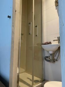 uma casa de banho com um chuveiro e um lavatório. em Home Sweet Home PIGALLE MONTMARTRE em Paris