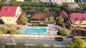 - une vue aérienne sur une maison avec une piscine dans l'établissement Pensiunea Bianca, à Murighiol