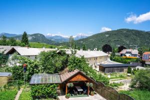 博希尼的住宿－Apartmaji Gorenc，享有带太阳能屋顶的房子的顶部景色