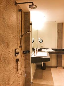 een badkamer met een wastafel en een douche bij Fritz Lauterbad in Freudenstadt