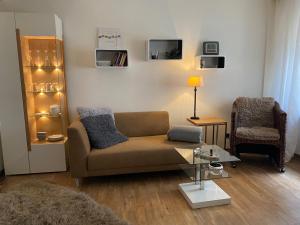 ein Wohnzimmer mit einem Sofa und einem Stuhl in der Unterkunft Dolcevita in Bad Bertrich