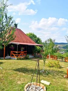 een huis met een tuin ervoor bij Brvnara Ljubičica in Kremna