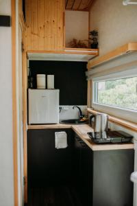 Kuchyň nebo kuchyňský kout v ubytování Tiny Village Latvia