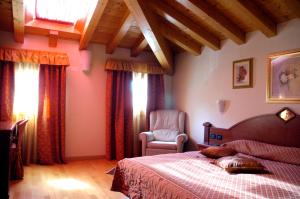 1 dormitorio con 1 cama y 1 silla en Hotel San Paolo, en Camposampiero