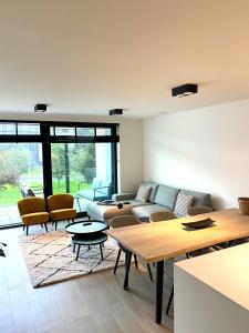 - un salon avec un canapé et une table dans l'établissement Schitterend nieuwbouw appartement in Gent, à Gand