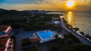 een luchtzicht op een resort met een zwembad bij HOTEL BELLA VISTA in Mithimna
