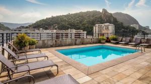 een zwembad op het dak van een gebouw bij Premier Copacabana Hotel in Rio de Janeiro