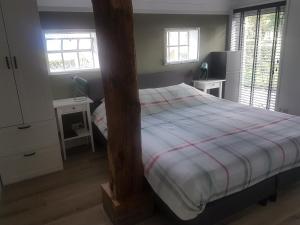 Postel nebo postele na pokoji v ubytování Ermerhoek: op de Deel