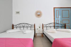 Een bed of bedden in een kamer bij Kostas Goulopoulos Rooms