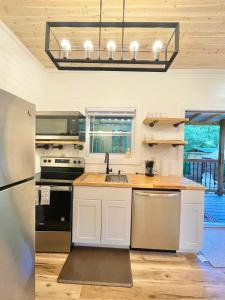 O bucătărie sau chicinetă la New Tiny cabin Hot tub Firepit Fenced yard