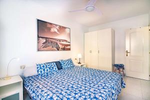 a bedroom with a bed and a ceiling fan at Alquilaencanarias- Medano Apartment Bogavante in El Médano