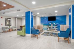 una sala de espera con paredes y sillas azules en Holiday Inn Express Hotel & Suites Greenville, an IHG Hotel, en Greenville