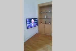 Sunderland short stay 2-bed retreat apartment in Fulwell TV 또는 엔터테인먼트 센터