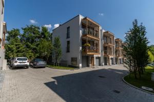 budynek z samochodami zaparkowanymi na parkingu w obiekcie LUX Residence with Garage Garden 5rooms w Krakowie