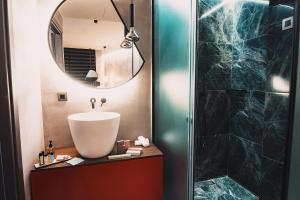 A bathroom at Project 3 Urban Chic Hotel