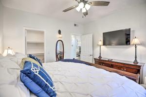 Katil atau katil-katil dalam bilik di Bright Scottsdale Condo with Patio 8 Mi to Old Town