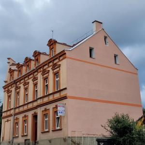 duży budynek z znakiem przed nim w obiekcie Studentská apartments w Karlowych Warach