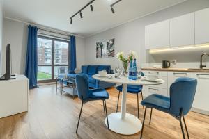 シュチェチンにあるEXCLUSIVE New Town Apartmentsのキッチン、ダイニングルーム(テーブル、椅子付)