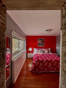 ein rotes Schlafzimmer mit einem Bett und einem Fenster in der Unterkunft Domus Mirabile in Rom