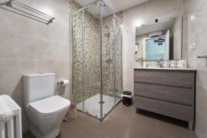 富恩特拉維亞的住宿－Villa Higer，一间带卫生间和玻璃淋浴间的浴室