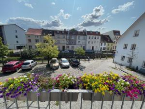 een groep auto's geparkeerd op een parkeerplaats met bloemen bij Kutscher's Ostsee FeWo - kostenlos Parken in Wismar