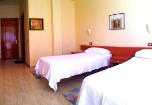 Postel nebo postele na pokoji v ubytování Akropoli Hotel