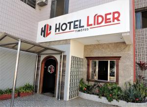TimóteoHotel Líder的大楼前的酒店业主标志