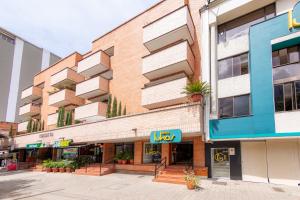 ein Apartmenthaus in einer Straße in einer Stadt in der Unterkunft Hotel Lukas in Medellín