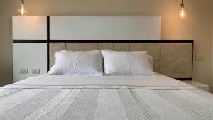 Golden Hotel tesisinde bir odada yatak veya yataklar
