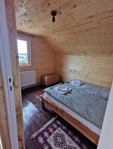 Una cama o camas en una habitación de Cabana Orizont Marisel